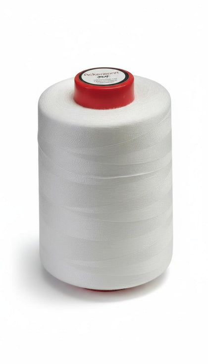 Eine große Spule mit weißem Nähgarn mit rotem Fuß und roter Spitze steht aufrecht vor einem schlichten weißen Hintergrund.