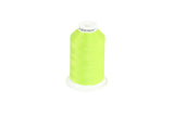 Eine Spule ACKERMANN® Universal-Nähgarn Stärke 120, 1.000 m (Einzelkone) aus leuchtend limettengrünem Polyester mit weißem Kunststoffsockel und -kappe, abgebildet vor einem schlichten weißen Hintergrund.