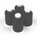 Vier schwarze Spulen ACKERMANN® Universal Nähgarn Stärke 120 aus Polyester (Farbe 0799 schwarz), jeweils mit weißem Kern und einer Lauflänge von 1.000 Metern, sind dicht beieinander auf weißem Hintergrund angeordnet, wodurch ihre hohe Qualität besonders hervorgehoben wird.