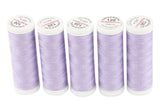 Fünf Spulen ACKERMANN® Universal Nähgarn Stärke 120 in der Farbe 7241 Lila-Lavendel stehen aufrecht in einer Reihe auf weißem Hintergrund. Auf den Oberseiten der 200-m-Spulen sind Etiketten mit rotem und schwarzem Text angebracht.