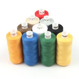 Zehn Spulen ACKERMANN® Nähgarn Universal 10x 1.000 m (bunt sortiert) – Farbenmix, zu einer Pyramide angeordnet. Das Sortiment umfasst folgende Farben: Gelb, Blau, Grün, Weiß, Schwarz, Rot, Braun, Grau, Beige und Gold.