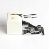 Auf weißem Hintergrund ist ein Overlock-Nähfuß mit integrierter Schneidevorrichtung zu sehen, der mit vielen Nähmaschinen kompatibel ist und aus Metall- sowie weißen Kunststoffkomponenten von ACKERMANN® besteht.