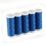 Fünf Spulen „Ackermann Universal Nähgarn“ Stärke 120, Farbe 7275 (blau), sind nebeneinander auf einem weißen Hintergrund aufgereiht. Jede Spule hat oben und unten einen weißen Kunststoffdeckel und enthält 200 Meter Garn. Die Spulen stammen von der Marke ACKERMANN®.