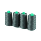 Vier Spulen ACKERMANN® Universal-Nähgarn Stärke 120 mit jeweils 5.000 Metern Polyestergarn in der Farbe 0847 (dunkelgrau) sind auf weißem Hintergrund in einer Reihe angeordnet und unterstreichen damit ihre Qualität als Universal-Nähgarn für all Ihre Projekte.