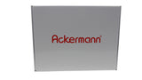 Eine weiße, rechteckige Schachtel, auf deren Vorderseite in der Mitte der Markenname ACKERMANN® in fetten roten Buchstaben prangt; bestimmt zur Aufbewahrung des hochwertigen ACKERMANN® MULTICOLOUR/MULTICOLOR 80 Nähgarns, Farbenmix.