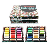 Drei Schachteln „ACKERMANN® EMBROIDERY Box – Stickgarn“ sind abgebildet, die jeweils insgesamt 36 leuchtende Farben (jede Spule 260 m, Stärke 40) enthalten, die übersichtlich angeordnet sind. Die hochwertige Verpackung ist mit bezaubernden Blumen- und Vogelmotiven verziert und deutlich mit „ACKERMANN®“ beschriftet. Diese hochwertigen Garne eignen sich ideal für all Ihre Stickprojekte.