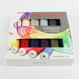 Eine Packung ACKERMANN® Universal Nähgarn Farben-mix enthält zwölf 200-Meter-Spulen vielseitiges Polyester-Nähgarn der Stärke 120 in verschiedenen Farben. Die Verpackung ist mit einem farbenfrohen Wirbelmuster gestaltet und trägt die Aufschriften „Universal Nähgarn Sewing Thread“ sowie „UNIVERSAL 120“.