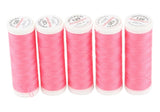 Fünf Spulen ACKERMANN® Universal-Nähgarn der Stärke 120 in der Farbe 0718 Rosa sind vertikal aufgereiht. Jede Spule hat oben und unten einen weißen Rand mit Beschriftung, und die ordentlich aufgewickelten Fäden wirken weich und glänzend – was die hohe Qualität dieses 200-Meter-Nähgarn-Sets unterstreicht.