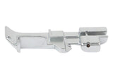 Der ACKERMANN® Standard-Nähfuß für die Gritzner 788 Overlock (Original) ist ein glänzender Metall-Nähfuß mit einem Schlitz und einer Öse zur Stoffführung, abgebildet auf weißem Hintergrund. Geeignet als Original-Ersatzteil für Gritzner 788 Overlock-Maschinen.