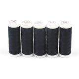 Fünf Spulen ACKERMANN® Universal-Nähgarn Stärke 120 mit jeweils 200 Metern Garn in der Farbe 0865 (sehr dunkles Marineblau) sind auf weißem Hintergrund in einer Reihe angeordnet. Jede Spule ist mit einer weißen Kappe mit Aufdruck versehen.