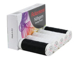Auf einer Schachtel mit der Aufschrift „ACKERMANN® Nähgarn-Pack, 5x 200 m, WEISS / SCHWARZ – MIX“ sind fünf teilweise herausgeschobene schwarz-weiße Garnspulen zu sehen. Die Verpackung ist mit bunten Garnmotiven verziert und trägt an der Seite den Schriftzug „Made in EU“.