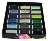 Die ACKERMANN® Universal 120 Nähgarn-Box (schwarz) enthält 36 Spulen mit je 200 m Polyester-Nähgarn in verschiedenen Blau-, Grün-, Beige-, Grau- und Weißtönen, die übersichtlich in drei Reihen angeordnet sind.