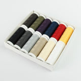 Eine Schachtel mit zwölf Spulen hochwertigem Polyester-Nähgarn, „Ackermann Universal Nähgarn Farben-mix“ (12 x 200 m, Stärke 120) von ACKERMANN®, in einer Auswahl leuchtender Farben. Diese Spulen sind übersichtlich angeordnet, sodass Sie sie bequem auswählen können, und bieten vielseitige, zuverlässige Leistung für eine Vielzahl von Nähprojekten.
