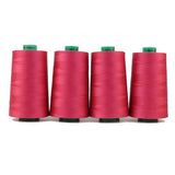 Vier große Spulen ACKERMANN® Universal Nähgarn Stärke 120 (Farbe 7182 Himbeere) – jeweils mit grünem Kern und einer Länge von 5.000 Metern – stehen in einer Reihe vor einem weißen Hintergrund.
