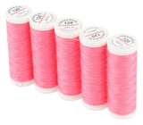 Fünf Spulen ACKERMANN® Universal-Nähgarn Stärke 120 in der Farbe 0718 rosa stehen in einer leicht diagonalen Reihe aufrecht, jeweils mit der Aufschrift „UNIVERSAL 120“ auf den weißen Kappen versehen und ordentlich mit rosa Polyesterfaden aufgewickelt. Dieses hochwertige Nähgarn-Set umfasst fünf 200-Meter-Spulen und bietet Langlebigkeit sowie zuverlässige Leistung für all Ihre Nähprojekte.