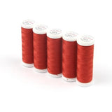 Fünf Spulen ACKERMANN® Universal-Nähgarn Stärke 120 (Farbe 0713, rötliches Ingwerbraun) stehen aufrecht in einer Reihe auf weißem Hintergrund. Jede 200-m-Spule ist oben und unten mit weißen Kappen versehen, auf denen Etiketten zu sehen sind.
