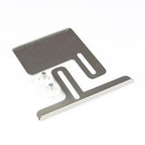 ACKERMANN® Saumführung für Gritzner CoverStyle 4850 Coverlock, bestehend aus einer Metallhalterung mit zwei weißen Kunststoffbefestigungselementen und Schrauben, abgebildet auf weißem Hintergrund. Dieses Nähmaschinen-Ersatzteil verfügt über eine flache Basis mit einem vertikalen Fortsatz und mehreren Befestigungsschlitzen, wodurch es sich ideal als Saumführung für Ihre Coverlock-Maschine eignet.