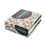 Eine dekorative Schachtel mit der Aufschrift „ACKERMANN® EMBROIDERY Box – Stickgarn, 36 Farben à 260 m, Stärke 40“ von ACKERMANN®, verziert mit einem Blumen- und Kranichmotiv in Rot, Beige und Grün. Die Schachtel ist zur Aufbewahrung von Stickgarnen oder Zubehör wie Ackermann-Stickgarn oder hochwertigem Polyester-Stickgarn gedacht.
