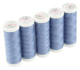 Fünf Spulen blaugraues Ackermann Universal-Nähgarn der Stärke 120 (Farbe 0923) mit jeweils 200 Metern Länge sind nebeneinander in einer leicht schrägen Anordnung auf weißem Hintergrund angeordnet. Jede Spule ist mit einer weißen Kappe mit rotem und schwarzem Schriftzug versehen, der darauf hinweist, dass dieses ACKERMANN®-Polyester-Nähgarn für eine Vielzahl von Nähprojekten geeignet ist.