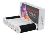 Vor einer Schachtel mit der Aufschrift „ACKERMANN® Nähgarn-Pack“, die mit bunten Linien verziert ist, sind fünf Spulen schwarzes und weißes ACKERMANN® Nähgarn (jeweils 200 m) zu sehen.