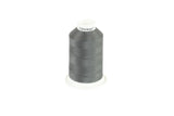 Eine Spule ACKERMANN® Universal-Nähgarn Stärke 120 aus Polyester (1 × 1.000 m) in Dunkelgrau liegt auf einem weißen Kunststoffsockel, der mittig auf einem weißen Hintergrund platziert ist.