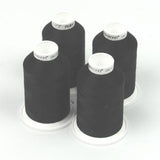 Vier große schwarze Spulen mit ACKERMANN® Universal Nähgarn Stärke 120 (Farbe 0799 schwarz), jeweils mit einem weißen Kunststoffsockel, sind dicht beieinander auf einer weißen Fläche angeordnet. Die Packung enthält 4 Spulen à 1.000 m.