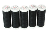 Fünf Spulen schwarzes ACKERMANN® Universal Nähgarn Stärke 120 (Farbe 0799 schwarz), jeweils mit einer weißen Kappe, sind aufrecht und nebeneinander vor einem einfarbigen Hintergrund angeordnet. Dieses Set enthält 5 Spulen à 200 m.