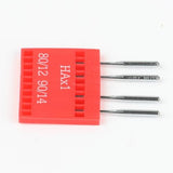 Ein roter Kunststoff-Organizer mit der Aufschrift „HAX1 80/12 90/14“ fasst vier ACKERMANN®-Nadeln für Gritzner 788 (2x Stärke 80, 2x Stärke 90) aus dem Originalzubehör, präsentiert auf weißem Hintergrund – ideal als Original-Ersatzteil für Ihre Maschine.