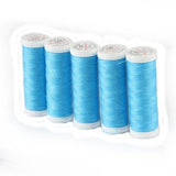 Fünf Spulen ACKERMANN® Universal-Nähgarn Stärke 120, jeweils in der leuchtenden Farbe 7263 Türkisblau und mit einer Länge von 200 Metern strapazierfähigem Polyesterfaden, stehen aufrecht in einer Reihe vor einem weißen Hintergrund und unterstreichen die hochwertige Verarbeitung dieses bewährten Nähprodukts.