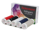 Fünf Spulen ACKERMANN® Nähgarn Stärke 120 in verschiedenen Farben – Rot, Schwarz, Weiß, Marineblau und Beige – sind ordentlich vor einer farbenfrohen Farbenmix-Schachtel angeordnet, die mit einem bunten Wirbelmuster verziert ist. Jede Spule enthält 200 Meter hochwertiges Polyestergarn, das nach dem OEKO-TEX STANDARD 100 für Sicherheit und Nachhaltigkeit zertifiziert ist.