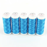 Fünf aufrecht stehende Spulen ACKERMANN® Stickgarn Stärke 40 (Farbe 2854 blau) sind auf weißem Hintergrund angeordnet; jede ist oben mit „Stärke 40“ und „260 m“ beschriftet. Das Set enthält 5 Spulen à 260 m.