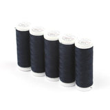 Fünf Spulen ACKERMANN® Universal-Nähgarn Stärke 120 mit jeweils 200 Metern Garn in der Farbe 0865 (sehr dunkles Marineblau), sind aufrecht in einer Reihe auf weißem Hintergrund angeordnet und heben dieses hochwertige Polyester-Nähgarn hervor, das sich ideal für alle Ihre Näharbeiten eignet.