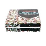 Zwei dekorative ACKERMANN® EMBROIDERY-Schachteln – jeweils mit der Aufschrift „ACKERMANN® EMBROIDERY Box – Stickgarn, 36 Farben à 260 m, Stärke 40“ – sind horizontal übereinander angeordnet und mit einem bezaubernden Blumen- und Kranichmuster verziert. Jede Schachtel weist auf der Vorderseite eine runde Öffnung und bunte Punkte auf, die den lebendigen Charme des hochwertigen Polyester-Stickgarns von ACKERMANN® perfekt zur Geltung bringen.