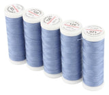 Fünf Spulen ACKERMANN® Universal-Nähgarn Stärke 120 in der Farbe 0923 Blaugrau stehen aufrecht in einer Reihe, jeweils mit weißen Kunststoffenden und roter Beschriftung auf den oberen Deckeln. Dieses Set aus fünf 200-m-Spulen eignet sich perfekt für alle Ihre Näharbeiten.