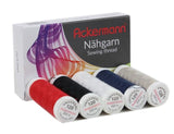 Vor der Produktverpackung liegen fünf Spulen ACKERMANN®-Nähgarn der Stärke 120 mit jeweils 200 Metern Garn in verschiedenen Farben (rot, weiß, schwarz, marineblau, grau). Dieses universelle Nähgarn besteht aus strapazierfähigem Polyester und ist gemäß dem OEKO-TEX STANDARD 100 für Qualität und Sicherheit zertifiziert.