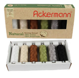 Eine Schachtel ACKERMANN® Nähgarnmix Natural aus 100 % Baumwolle mit sechs Spulen à 500 Meter (Stärke 80) in verschiedenen Farben wie Weiß, Beige, Braun, Grün, Grau und Schwarz. Die offene Verpackung bringt die hochwertigen Baumwollfäden besonders gut zur Geltung.