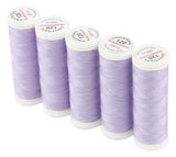 Fünf Spulen ACKERMANN® Universal Nähgarn der Stärke 120 mit jeweils 200 Metern in der helllila-lavendelfarbenen Nuance 7241 sind aufrecht in einer Reihe angeordnet, wobei die Etiketten mit den Angaben zur Marke und zur Garnstärke nach oben zeigen und so ihre Vielseitigkeit für verschiedene Nähanwendungen unterstreichen.