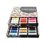 Eine elegante ACKERMANN® EMBROIDERY Box – Stickgarn mit drei Schubladen, gefüllt mit 36 leuchtenden Farbtönen (jeweils 260 m, Stärke 40) des ACKERMANN® Stickgarns in Farben wie Weiß, Rot, Rosa, Blau, Gelb, Schwarz und Braun.