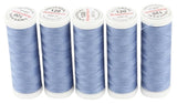 Fünf Spulen ACKERMANN® Universal Nähgarn Stärke 120 in der Farbe 0923 Blaugrau sind aufrecht in einer Reihe angeordnet; jede Spule hat eine weiße Kappe und einen durchsichtigen Kunststoffkörper, durch den das darin enthaltene Polyester-„Allesnäher“-Garn sichtbar ist, und ist mit „5 x 200 m“ beschriftet.