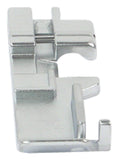 Ein glänzender ACKERMANN® Standard-Nähfuß für die Gritzner 788 Overlock (Original) mit mehreren schrägen Schlitzen und Kanten, als Nahaufnahme vor weißem Hintergrund fotografiert.