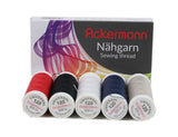 Fünf Spulen ACKERMANN® Nähgarn Stärke 120 mit jeweils 200 Metern Garn in fünf verschiedenen Farben sind vor einer Schachtel angeordnet, die ein lebhaftes, wirbelndes Design aufweist und mit der Aufschrift „Nägaran Sewing Thread“ versehen ist. Die Verpackung hebt das hochwertige, strapazierfähige Universal-Nähgarn aus Polyester hervor, das gemäß den Standards des OEKO-TEX STANDARD 100 geprüft wurde.
