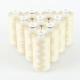 Zehn Spulen ACKERMANN® Universal-Nähgarn der Stärke 120 in der Farbe 7601 (sehr helles Beige) sind dicht beieinander auf einer weißen Fläche angeordnet und bilden eine ordentliche, kompakte Gruppe.