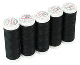 Fünf Spulen ACKERMANN® Universal-Nähgarn Stärke 120 in der Farbe 0799 schwarz stehen leicht schräg in einer Reihe. Jede Spule, die mit „UNIVERSAL 120 200 m ACKERMANN“ beschriftet ist, besteht aus strapazierfähigem Polyester und hat charakteristische weiße Ober- und Unterseiten.