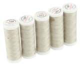 Fünf Spulen ACKERMANN® Universal-Nähgarn Stärke 120 (Farbe 0773 beigegrau) sind in einer Reihe angeordnet, wobei jede Spule leicht nach rechts geneigt ist. Die Spulen haben einen weißen Kunststoffsockel und eine Kappe mit roter und schwarzer Beschriftung auf der Oberseite. Jede Spule enthält 200 Meter dieses hochwertigen Nähgarns, wodurch es sich ideal für alle Arten von Nähprojekten eignet.