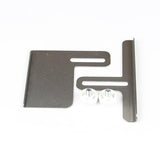 L-förmige Metallhalterung mit zwei Schlitzen und zwei weißen Kunststoff-Rändelschrauben mit Metallgewinde, alles vor weißem Hintergrund – eine praktische Saumführung für die Gritzner CoverStyle 4850 Coverlock von ACKERMANN®, ideal als Ersatzteil für Nähmaschinen.