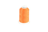 Eine Spule ACKERMANN® Universal-Nähgarn Stärke 120, 1.000 m (Einzelkone), strapazierfähiges Polyester-Nähgarn in Orange, steht aufrecht auf einem weißen Hintergrund.