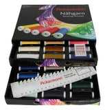 Die ACKERMANN® UNIVERSAL 120 Nähgarn-Box (schwarz) enthält 36 Spulen mit je 200 m Nähgarn in verschiedenen Farben sowie Nähnadeln und ein weißes Handmaß, alles in einem offenen schwarzen Etui mit der Aufschrift „Nähgarn Sewing thread“.