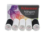 Fünf Spulen ACKERMANN® Nähgarn-Pack, 5 x 200 m, WEISS / SCHWARZ – MIX, sind vor einer ACKERMANN®-Nähgarnbox mit einem auffälligen violetten und roten Wirbelmuster aufgereiht.
