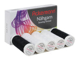 Das ACKERMANN®-Nähgarn-Set enthält fünf 200-Meter-Spulen mit schwarzem und weißem Polyestergarn, die jeweils mit „ACKERMANN 120“ gekennzeichnet sind. Das Set wird in einer Schachtel mit einem bunten Wirbelmuster geliefert.