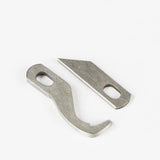 Zwei kleine Metallklingen – eine gerade und eine gebogene – sind auf weißem Hintergrund abgebildet. ACKERMANN® Messersatz (1x Ober- und 1x Untermesser) passend für die Overlock-Nähmaschinen Gritzner 788 und Dorina 710 als Original-Ersatzteil.